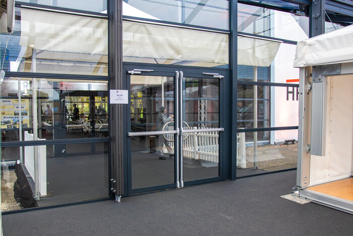 Eingangsbereich des Eventzelts mit Glastüren