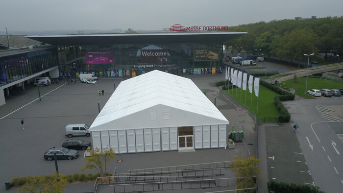 Luftaufnahme eines weißen Messezeltes