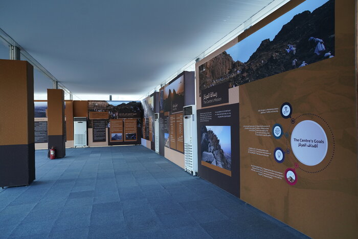 Innenansicht des Skyline Doppelstock-Zelts mit Ausstellung