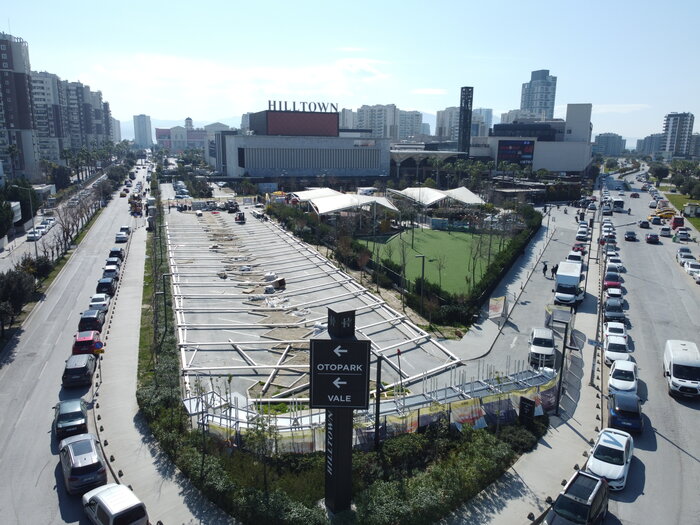 Event-Festzelt im Aufbau
