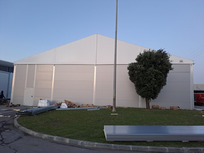 Frontansicht eines Logistikzentrums in Portugal