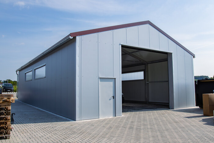 Industrial hall with gate