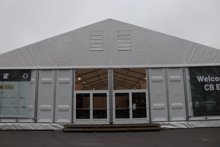 Frontansicht eines Messezelts mit Eingangstür