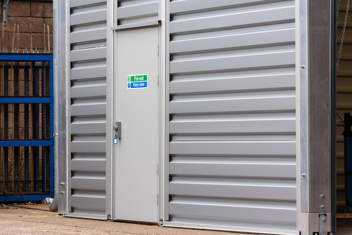 Detailansicht der Notausgangstür einer Industriehalle