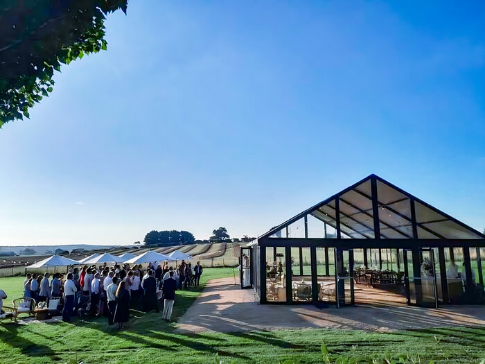 Eventzelt Weinheim mit Besuchern im Außenbereich