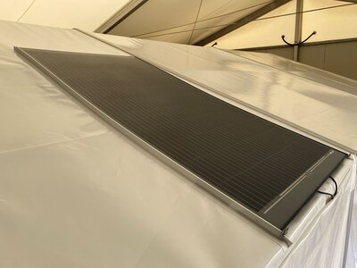 PV-Anlage auf einem MTE Truppenzelt
