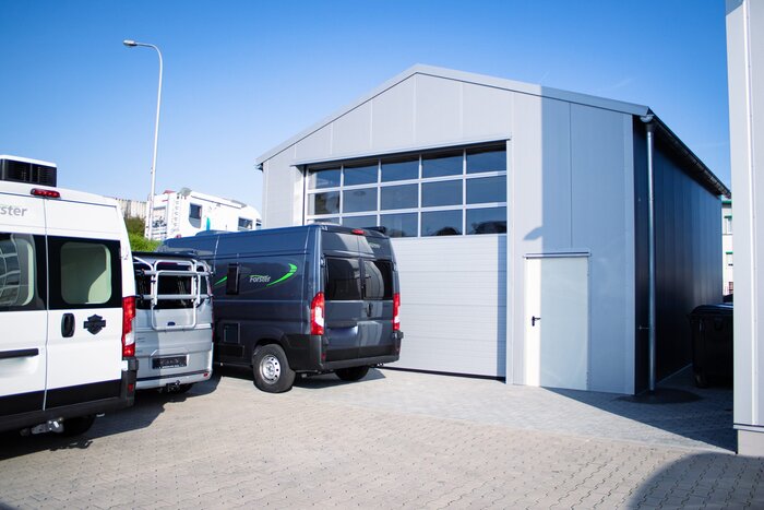 Isolierte Halle Frontansicht