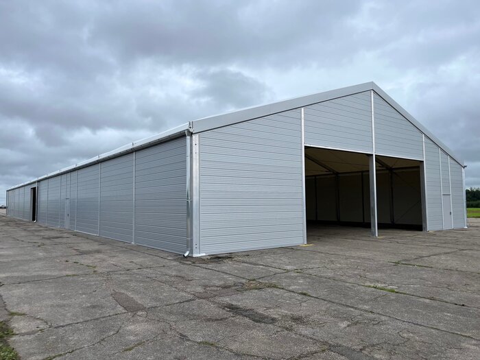 Seitenansicht einer Industrie Cargo-Halle mit geöffnetem Eingang