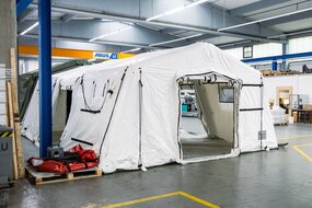 Komplettansicht des aufgebauten Rettungszelts MZI 42