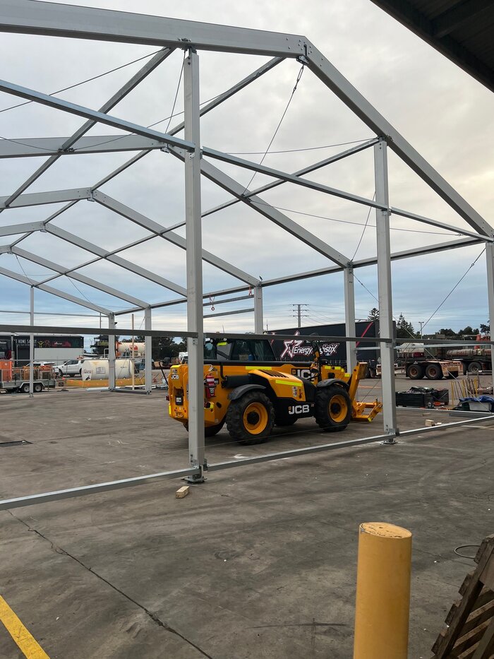 Eine Industriehalle im Bau