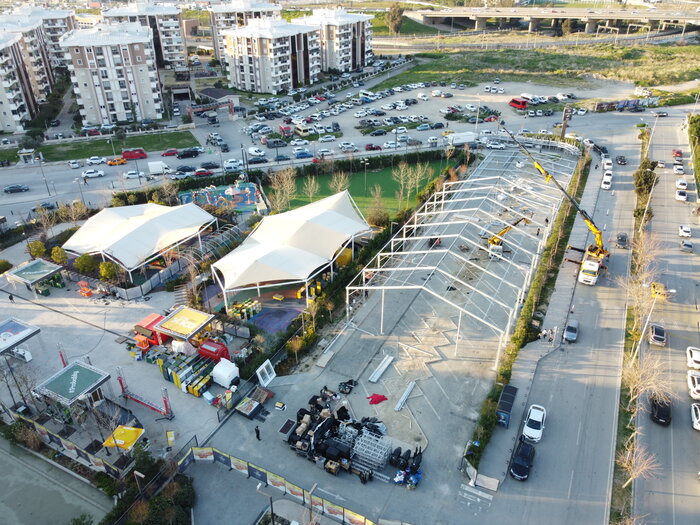 Event-Festzelt im Aufbau