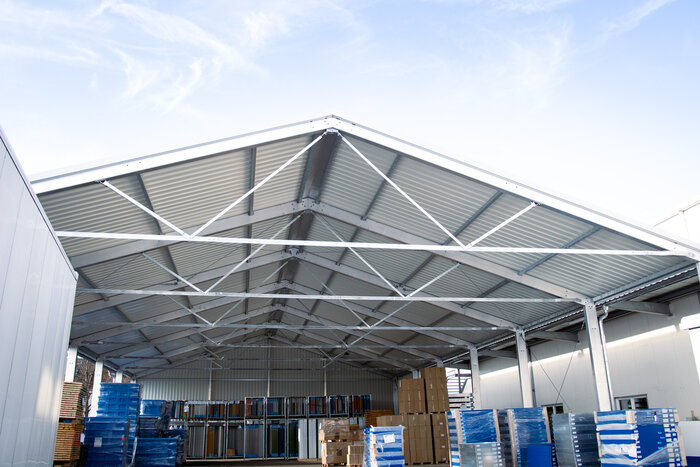 Überdachte Lagerfläche Front