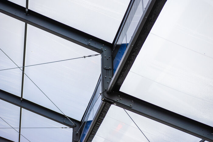 Detailansicht der Dachkonstruktion der Skyline Orangerie mit Stahlträgern