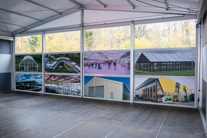 Innenansicht des Eventzelts Vegas mit großflächigen Referenzbildern von Zeltmodellen