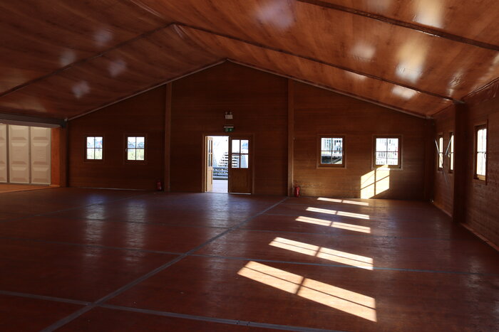 Innenansicht eines Festzelts im Holz-Design mit Tageslicht