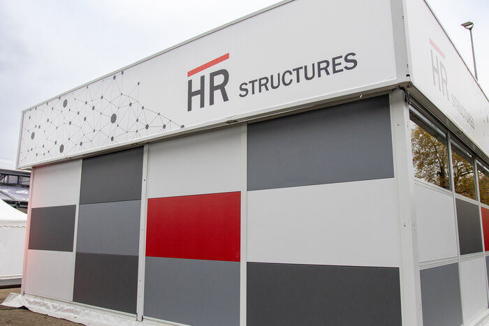 Nahaufnahme der Fassade des Eventzelts Vegas mit HR Structures Logo