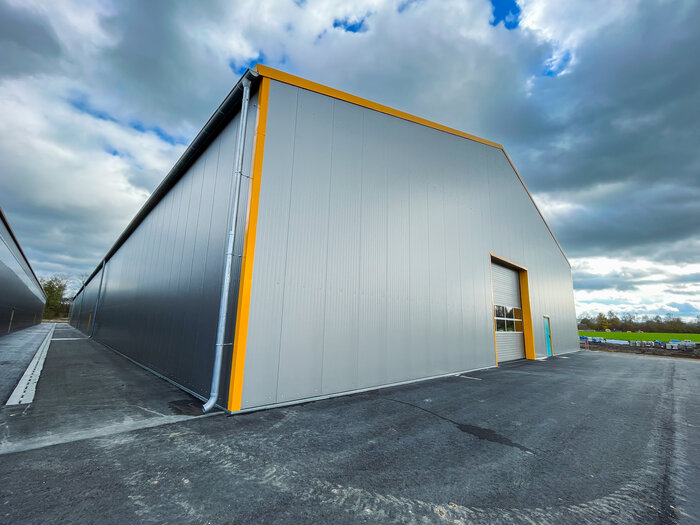 Außenansicht einer voll isolierten Industriehalle für Spedition