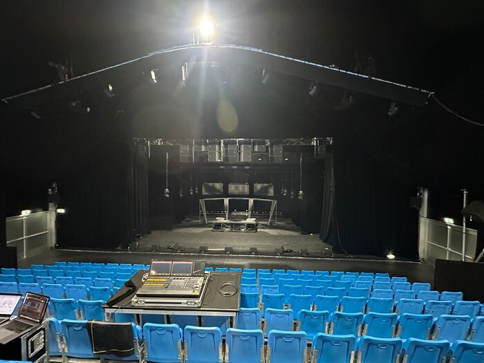 Innenaufnahme des Pavillons Naftule mit Blick zur Bühne