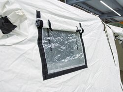 Nahaufnahme eines geöffneten Fensters mit transparenter Abdeckung am Rettungszelt MZI 42.