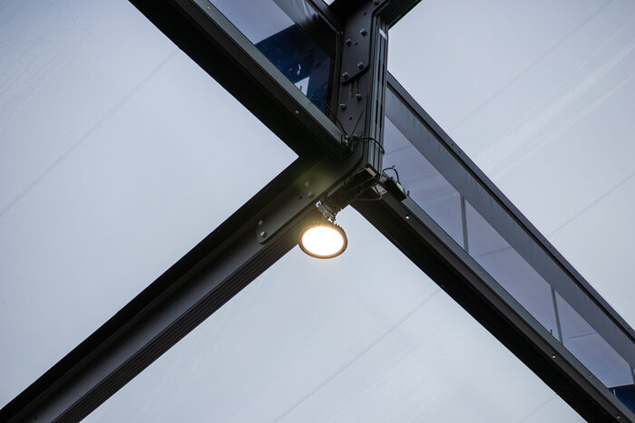 Detailansicht eines LED-Strahlers an der Stahlkonstruktion der Skyline Orangerie