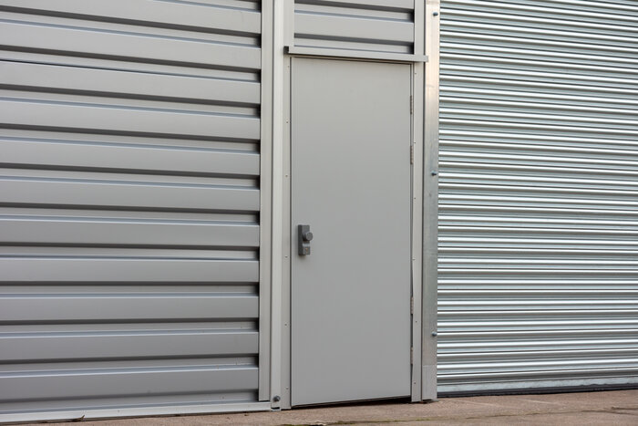 Detailansicht der Seitentür einer Industriehalle