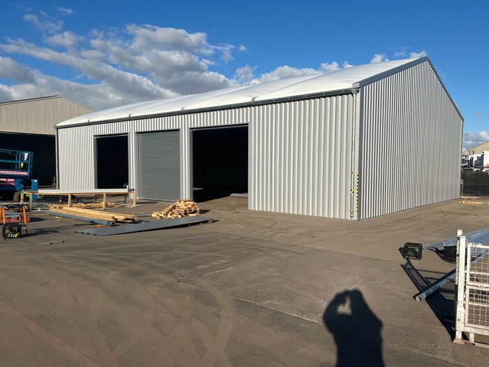 Außenansicht einer Industriehalle mit drei Einfahrten