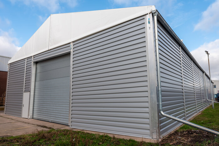 Außenansicht einer Industrie Cargo-Halle mit Rolltor