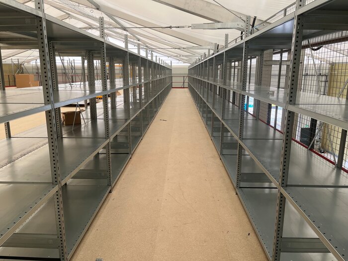 Lagerregale auf einer Zwischendecke in einer Industriehalle
