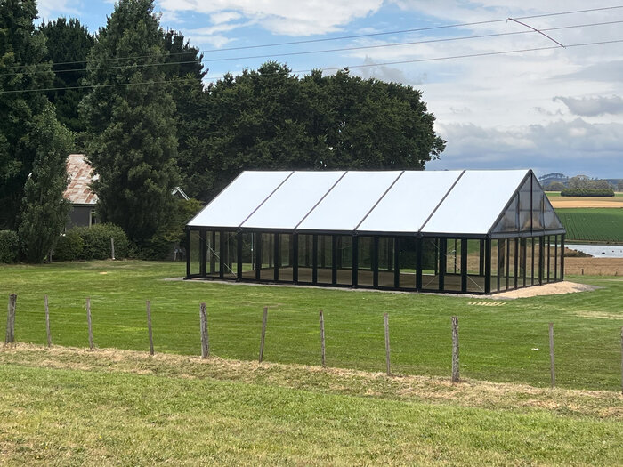 Event Festzelt mit schwarzem Glasrahmen auf Wiese