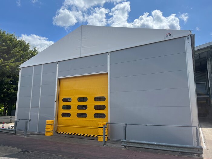 Isolierte Lagerhalle mit gelbem Schnelllauftor