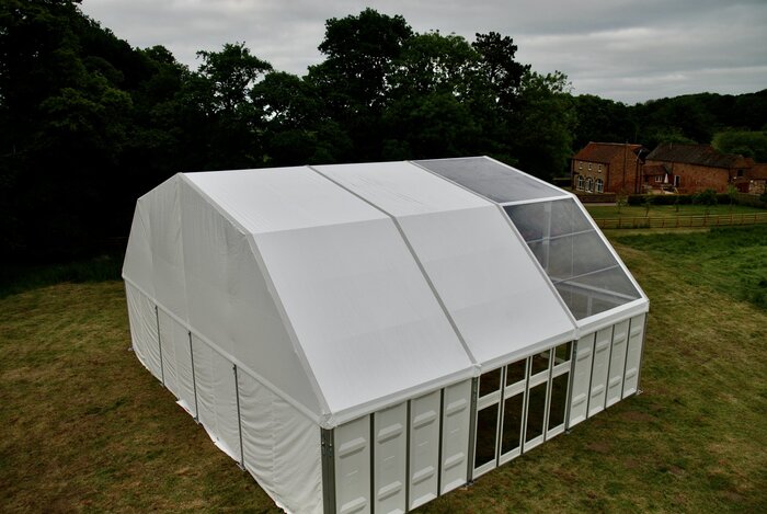 Polygonzelt aus der Vogelperspektive