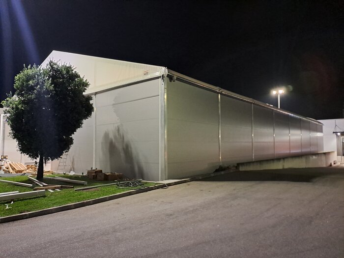 Industriehalle bei Nacht von außen