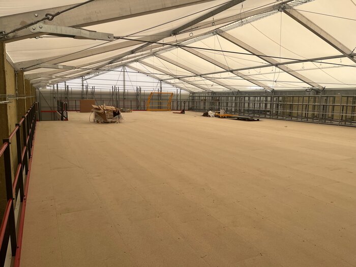 Großflächige Zwischendecke in einer Industriehalle