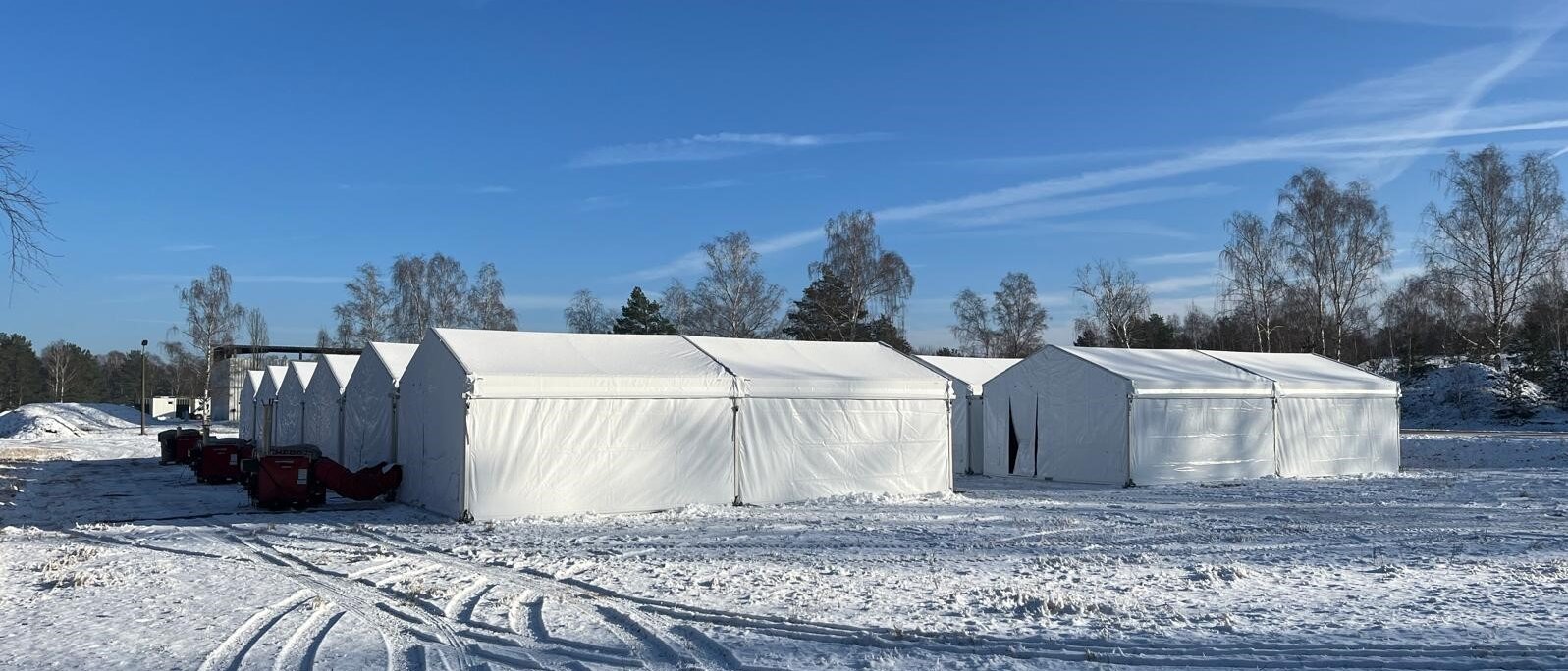 Truppenzelte in Winterlandschaft