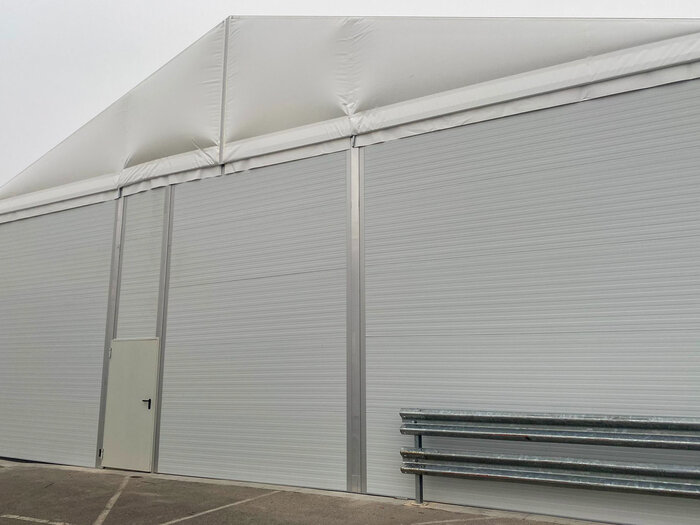 Leichtbauhalle Detailbild Tür und Schutzplanke