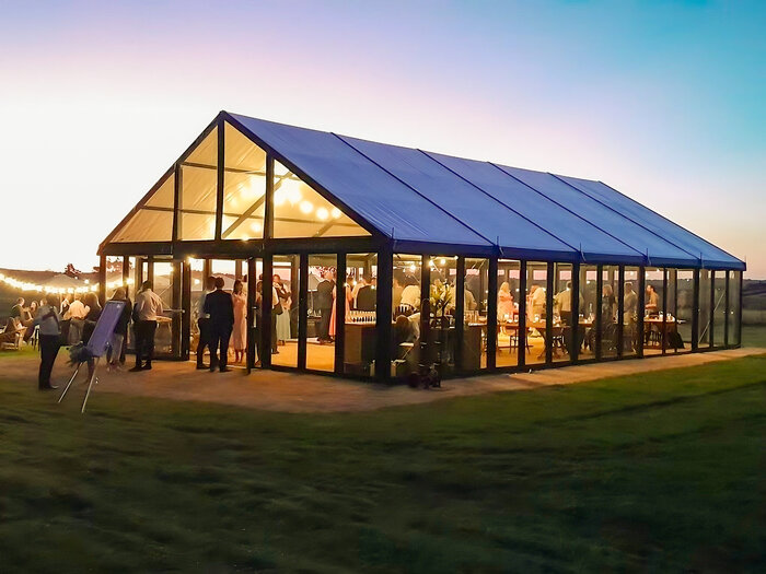 Eventzelt Weinheim mit Glasfassade bei Abendveranstaltung