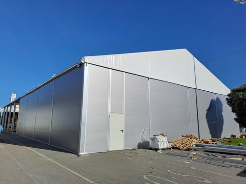 Weiße Lagerhalle in Portugal mit Tür