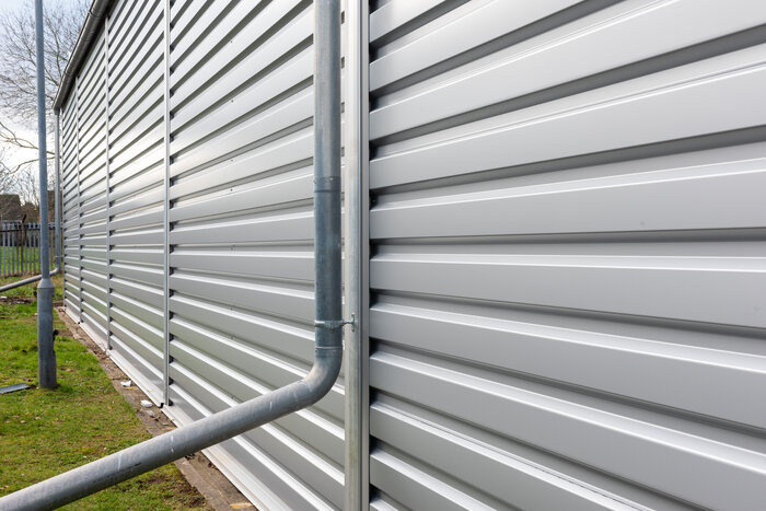 Detailansicht der Seitenwand einer Industriehalle 