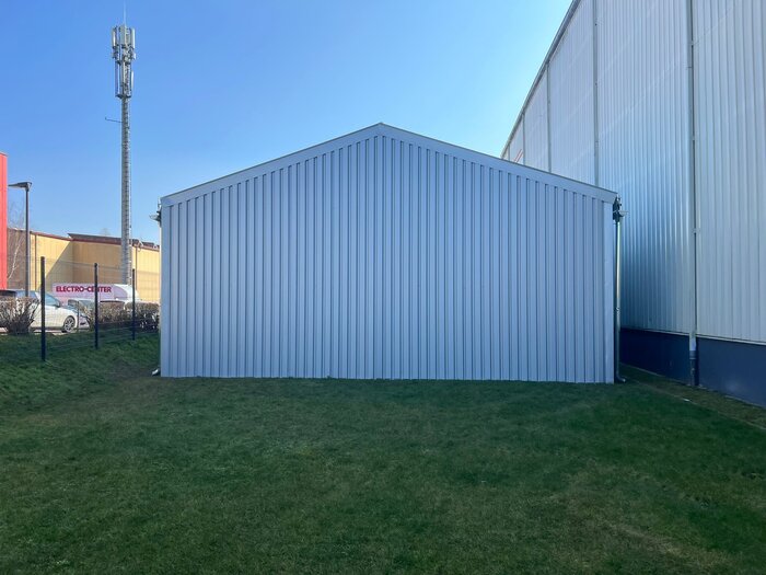 Rear facade of an industrial hall 