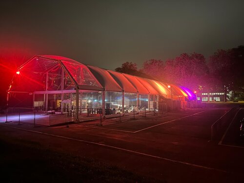 Temporärer Pavillon Naftule für Jokers Comedy in Vevey