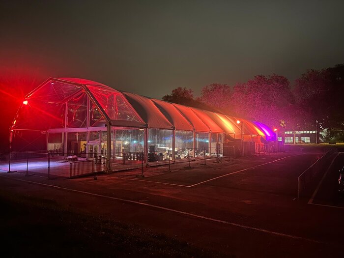 Temporärer Pavillon Naftule für Jokers Comedy in Vevey