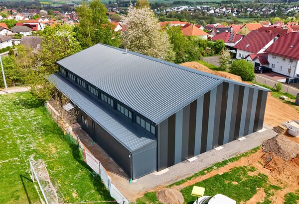 Temporary industrial building made of aluminium with grey façade and gable roof