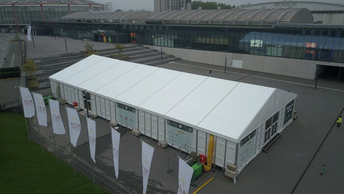 Luftaufnahme eines weißen Messezeltes