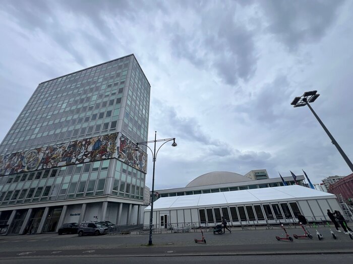 Außenansicht eines weißen Rundbogen-Festzelts