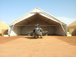 Ein Hangar mit einem Kampfhubschrauber