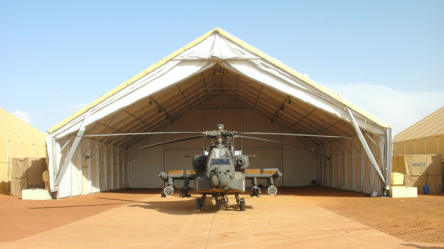 Ein Hangar mit einem Kampfhubschrauber