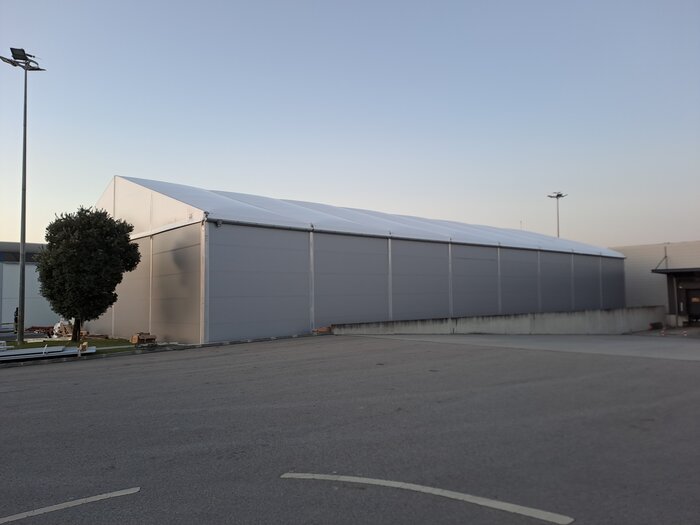 Außenansicht eines Logistikzentrums in Portugal