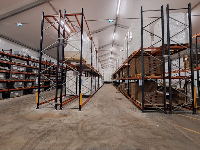 Innenansicht eines Logistikzentrums mit Hochregalen