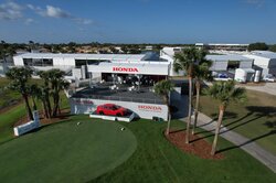 Eventzelt für Golfturnier mit Honda-Präsentation