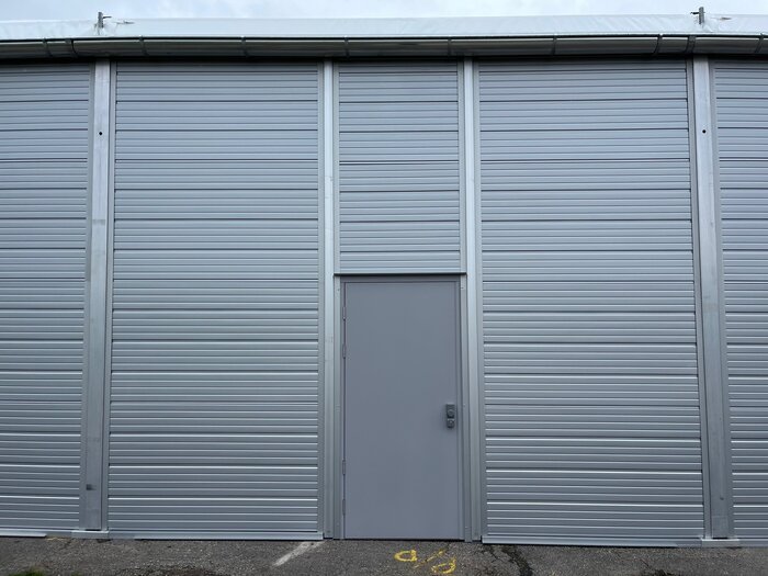 Detailansicht einer Tür in der Industrie Cargo-Halle